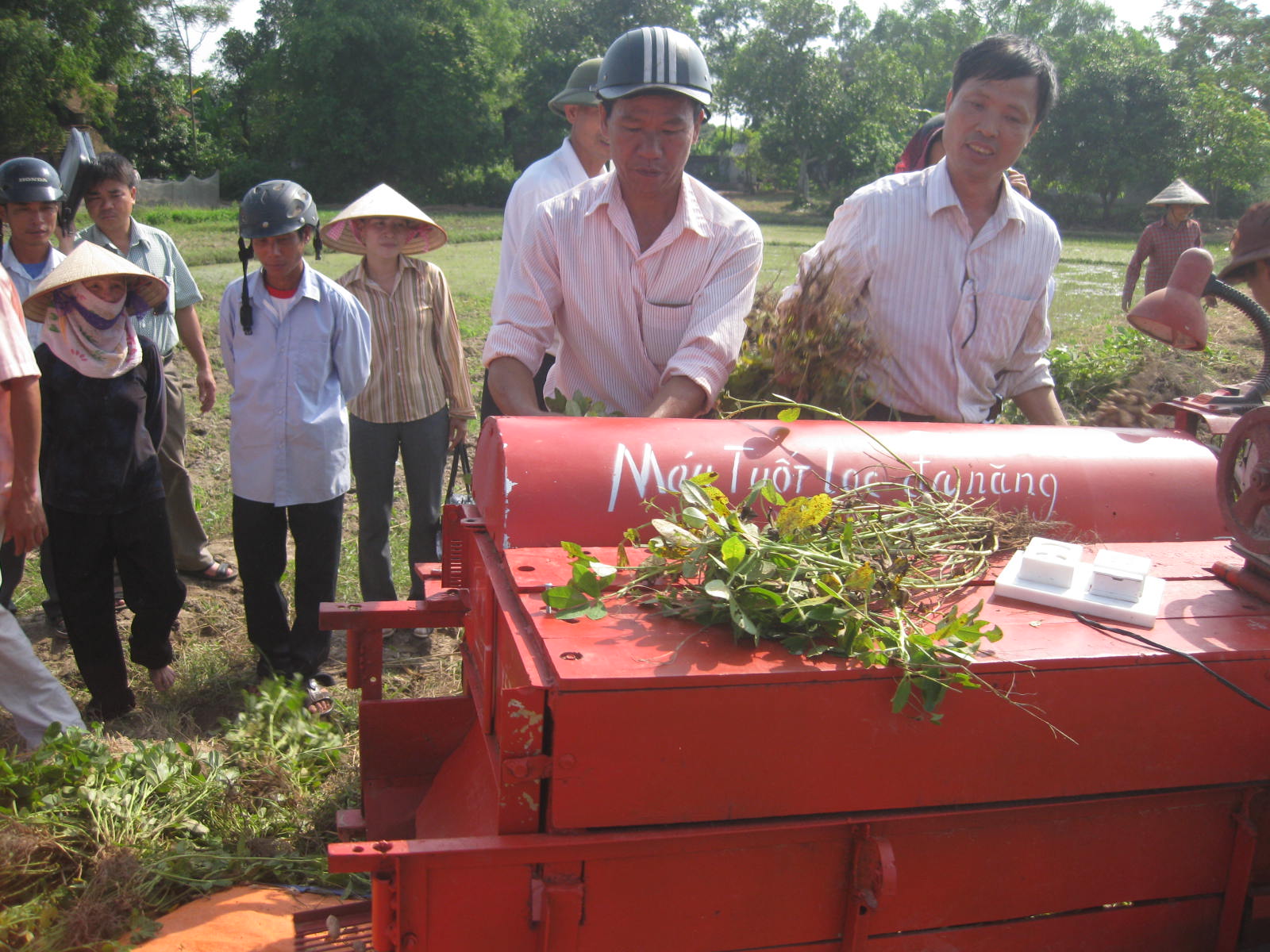 Nông dân Nguyễn Đức Thành và chiếc máy tuốt lạc đa năng
