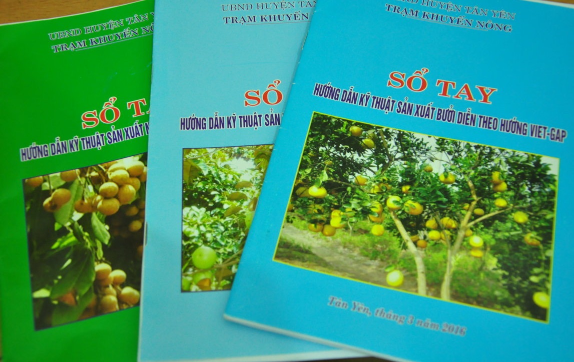 Trạm Khuyến nông phát hành 3000 cuốn sách “Sổ tay hướng dẫn kỹ thuật trồng cây ăn quả theo hướng...