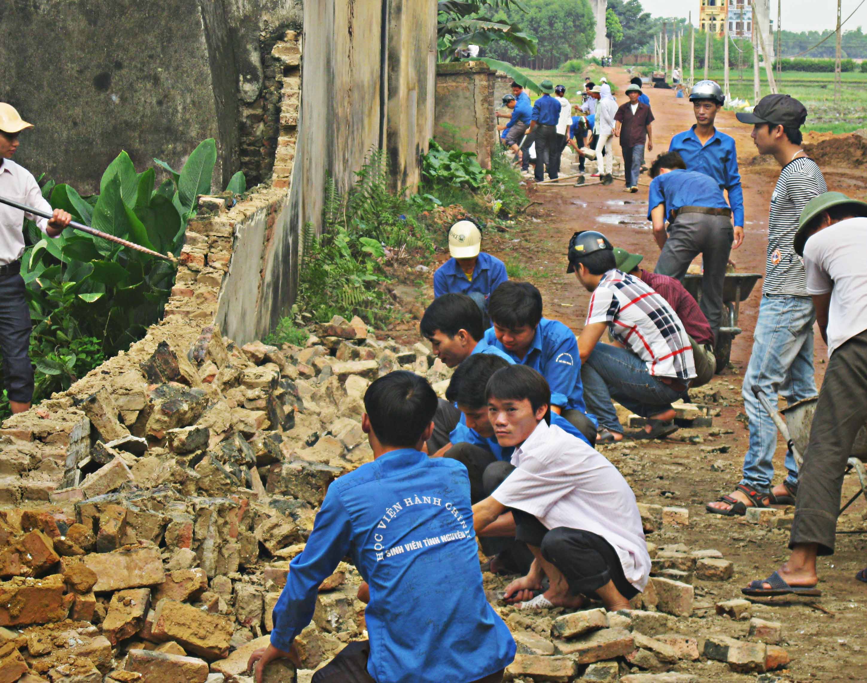60 đoàn viên thanh niên lao động tình nguyện tại Ngọc Vân.