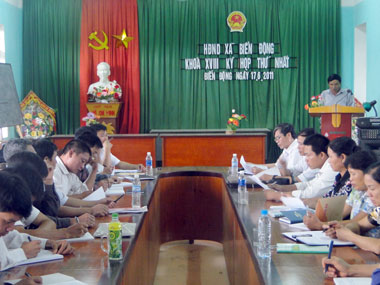Bí thư huyện ủy dự họp Hội đồng nhân dân xã Biển Động