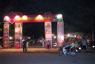 Huyện Lục Ngạn tổ chức Hội chợ Thương mại năm 2011